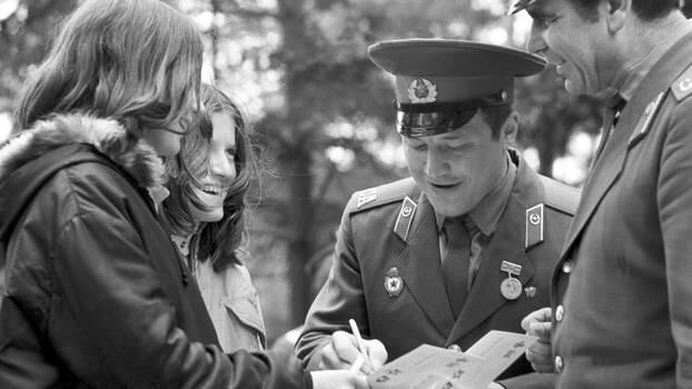 Zwei sowjetische Soldaten und zwei Mädchen aus der DDR bei einem Freundschaftstreffen zwischen der FDJ und sowjetischen Komsomolzen in Berlin, undatiertes Foto von 1974.