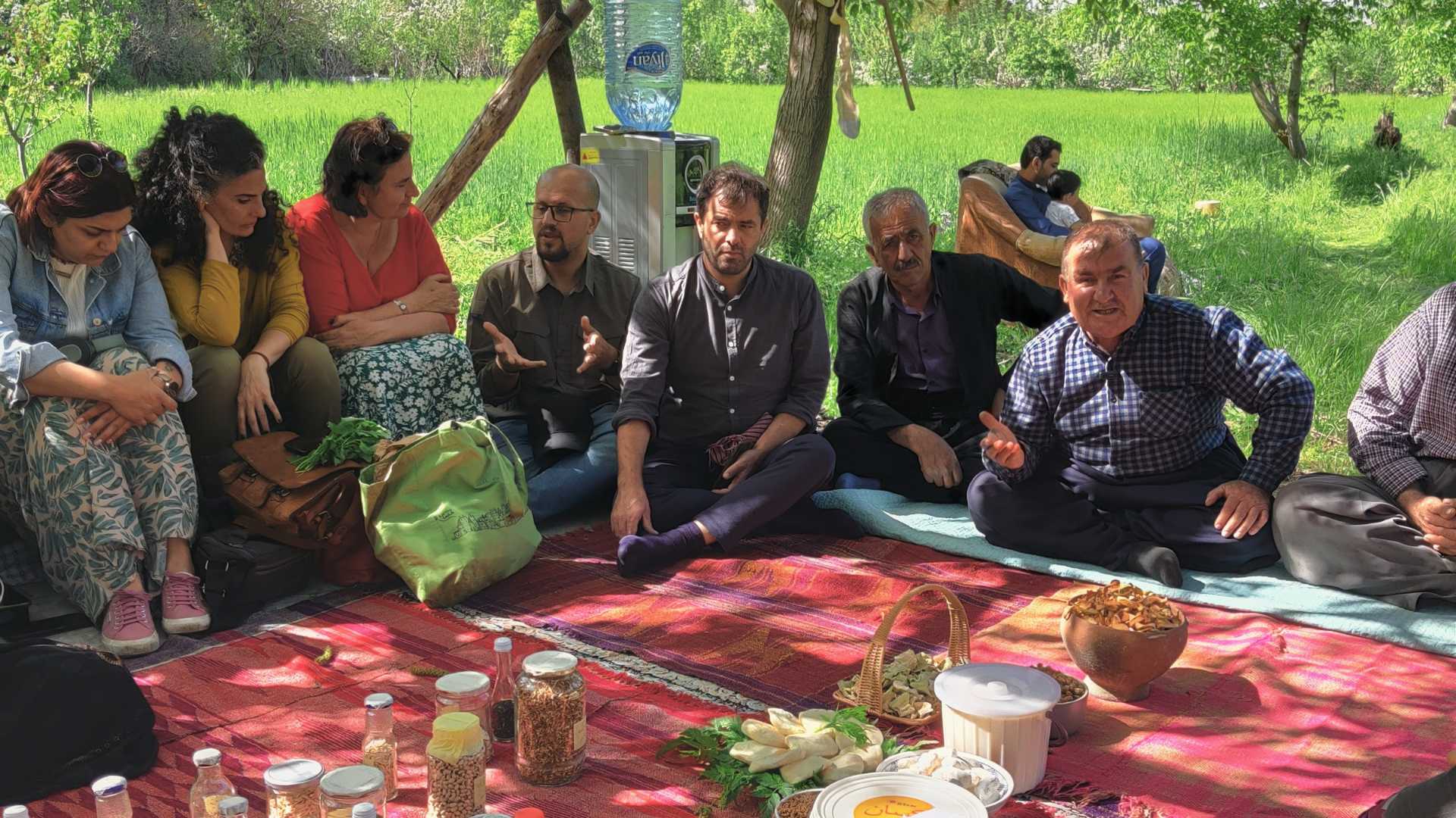 Im Dorf Dere in Irakisch-Kurdistan: im Gespräch mit Bäuer*innen, danach wird Saatgut getauscht.